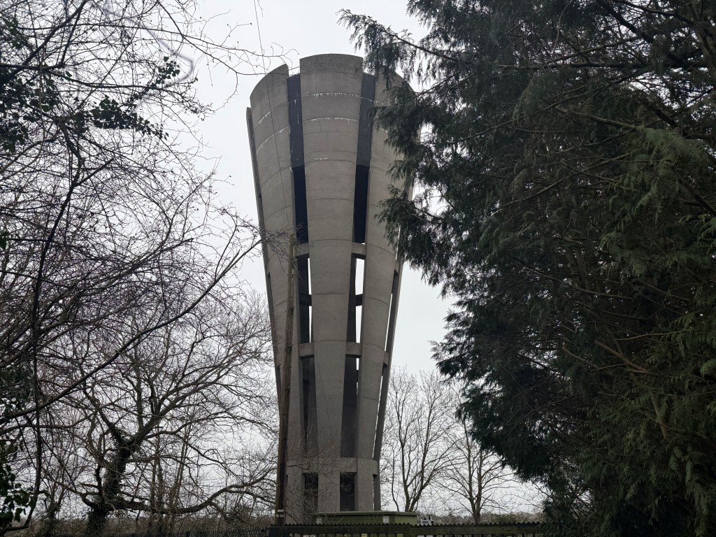 Lot: 36 - FREEHOLD DISUSED WATER TOWER AND TELEPHONE MAST INVESTMENT WITH PLANNING PERMISSION FOR TWO HOUSES - Front view of building erection from gate